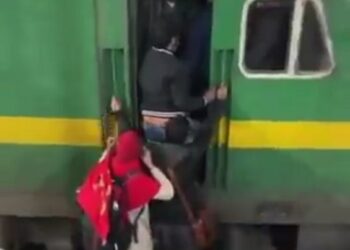 महाकुंभ स्पेशल ट्रेन के इंजन में चढ़े यात्री, पायलट को बैठने की जगह नहीं देखे VIDEO