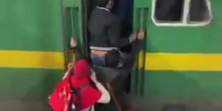 महाकुंभ स्पेशल ट्रेन के इंजन में चढ़े यात्री, पायलट को बैठने की जगह नहीं देखे VIDEO