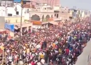 अब अयोध्या में फिर श्रद्धालुओं का उमड़ा सैलाब! प्रयागराज में भीड़ की खबरों के बीच अयोध्या बनारस का रुख़ कर रहे हैं लोग
