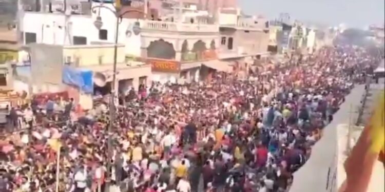 अब अयोध्या में फिर श्रद्धालुओं का उमड़ा सैलाब! प्रयागराज में भीड़ की खबरों के बीच अयोध्या बनारस का रुख़ कर रहे हैं लोग