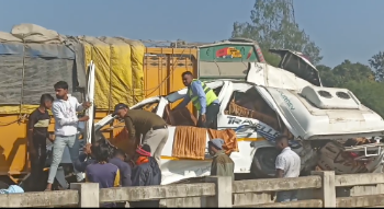भीषण एक्सीडेंट हुआ, टूरिस्ट ट्रेवल मैं बैठे यात्रियों की घटनास्थल पर ही मौत video