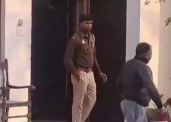 युवती ने लगाए घिनौने आरोप, किया हंगामा !! जेलर ने तीन लड़कियों की जिंदगी कर दी बर्बाद, मेरे साथ भी…!!  वीडियो सोशल मीडिया पर जमकर हो रहा वायरल !!