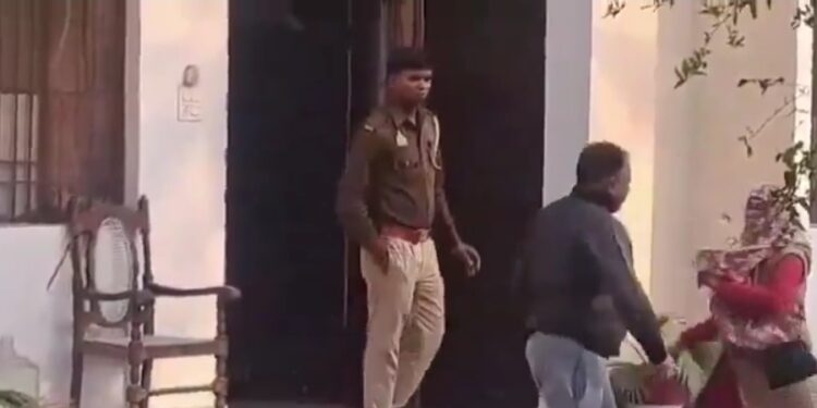 युवती ने लगाए घिनौने आरोप, किया हंगामा !! जेलर ने तीन लड़कियों की जिंदगी कर दी बर्बाद, मेरे साथ भी…!! वीडियो सोशल मीडिया पर जमकर हो रहा वायरल !!