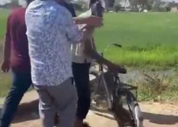 मप्र- जल संसाधन विभाग के एसडीओ श्रीराम बघेल ने किसान को कार की डग्गी में डालने की कोशिश की। सस्पेंड हुए, एफआईआर भी दर्ज हुई