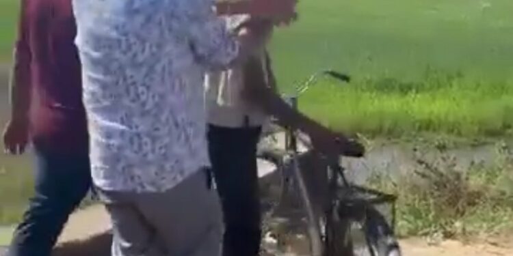 मप्र- जल संसाधन विभाग के एसडीओ श्रीराम बघेल ने किसान को कार की डग्गी में डालने की कोशिश की। सस्पेंड हुए, एफआईआर भी दर्ज हुई