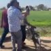 मप्र- जल संसाधन विभाग के एसडीओ श्रीराम बघेल ने किसान को कार की डग्गी में डालने की कोशिश की। सस्पेंड हुए, एफआईआर भी दर्ज हुई