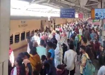 भोपाल  दिल्ली के बाद अब भोपाल स्टेशन पर 25 % तक बढ़ी यात्रियों की भीड़, चेन खींचकर उतारते नजर आए लोग, दिल्ली एक्सीडेंट से नहीं मिला सबक