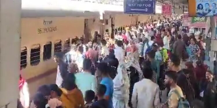 भोपाल  दिल्ली के बाद अब भोपाल स्टेशन पर 25 % तक बढ़ी यात्रियों की भीड़, चेन खींचकर उतारते नजर आए लोग, दिल्ली एक्सीडेंट से नहीं मिला सबक