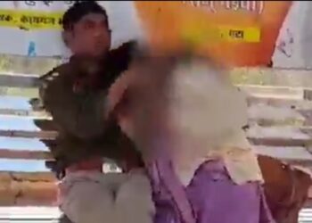 एसपी ऑफिस से कुछ दूरी पर सड़क किनारे बने यात्री शेड में वर्दी धारी दारोगा राजकुमार का नशे में धुत होकर एक महिला के साथ अश्लीलता करते हुए वीडियो सोशल मीडिया पर तेजी से वायरल हो रहा