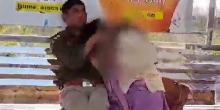 एसपी ऑफिस से कुछ दूरी पर सड़क किनारे बने यात्री शेड में वर्दी धारी दारोगा राजकुमार का नशे में धुत होकर एक महिला के साथ अश्लीलता करते हुए वीडियो सोशल मीडिया पर तेजी से वायरल हो रहा