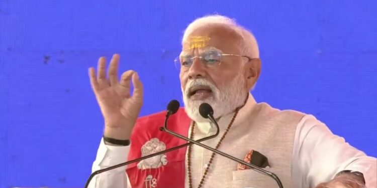 आयुष्मान बनवाने के लिए किसी को कोई पैसा नहीं देना। अगर कोई पैसे मांगे तो सीधे मुझे चिट्ठी लिख देना PM देखे .Video