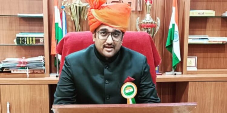 प्रधानमंत्री आवास योजना के अंतर्गत फार्म भरने के नाम पर राशि वसूली पर ग्राम पंचायत भदौरा नंबर 2 के सचिव पुष्पेंद्र सिंह निलंबित जनसुनवाई बरही में,सल्हना के ग्राम वासियों की शिकायत पर जिला पंचायत के सीईओ श्री गेमावत ने की कड़ी कार्यवाही