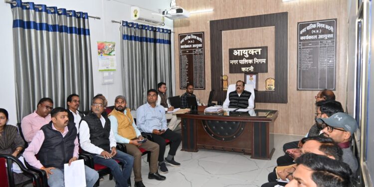 निगमायुक्त नीलेश दुबे ने सी.एम हेल्पलाइन की लंबित शिकायतों पर की समीक्षा  स्पष्ट प्रतिवेदन, संतुष्टिपूर्वक निराकरण हेतु अधिकारियों को दिए निर्देश