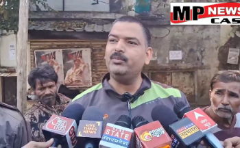 चर्चा का केंद्र बना पुलिस इंस्पेक्टर का चाय बेचना, पुलिस लाइन के RI से मारपीट में हुए थे सस्पेंड देखे VIDEO