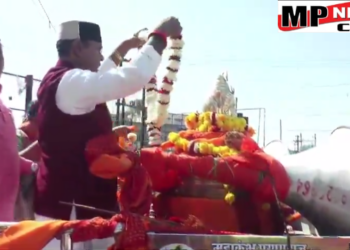 भोपाल मंत्री विश्वास सारंग ने की प्रयागराज महाकुंभ गंगाजल वितरण की शुरुआत, घर-घर किया वितरित, लोगों ने पुष्प वर्षा कर किया स्वागत