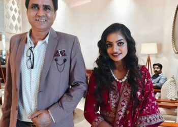 महाकुंभ में वायरल हुईं मोनालिसा को अपनी फ़िल्म की हीरोइन बनाने का दावा करने वाले डायरेक्टर सनोज मिश्रा रेप केस में गिरफ़्तार हुए हैं,