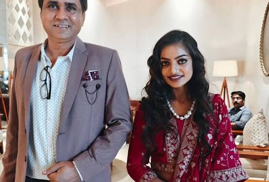 महाकुंभ में वायरल हुईं मोनालिसा को अपनी फ़िल्म की हीरोइन बनाने का दावा करने वाले डायरेक्टर सनोज मिश्रा रेप केस में गिरफ़्तार हुए हैं,