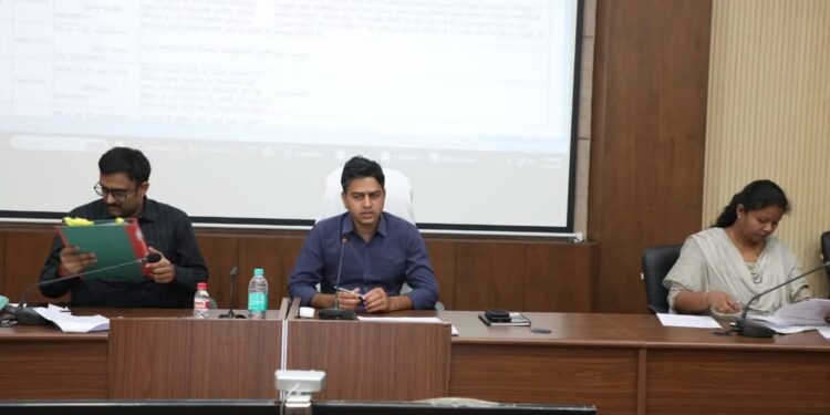 कलेक्टर श्री यादव ने समय-सीमा बैठक में लंबित पत्रों, सीएम हेल्पलाइन व जनसुनवाई आवेदनों के निराकरण की, की समीक्षा