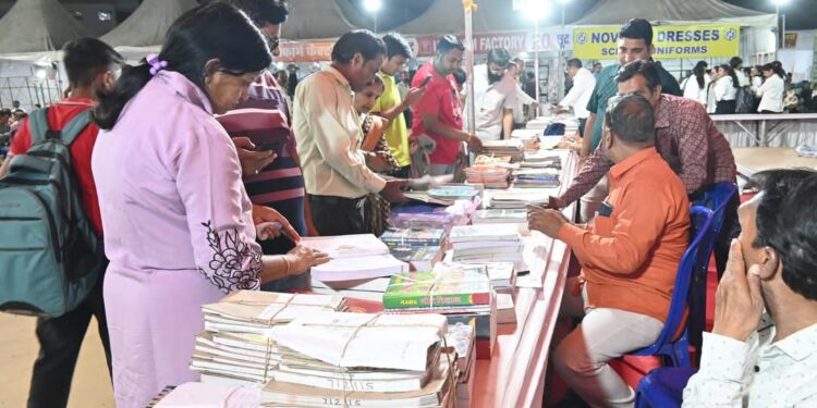 पुस्तक एवं गणवेश मेला में आकर्षण का केन्द्र बना बुक बैंक स्टॉल