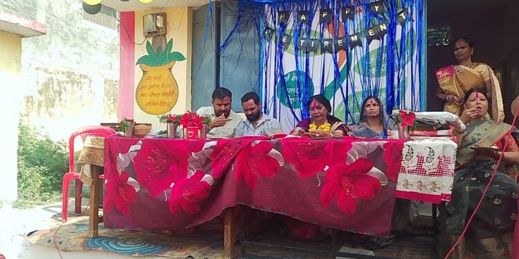 आगनवाड़ी कार्यकर्ता राजकुमारी गुरु का विदाई समारोह संपन्न