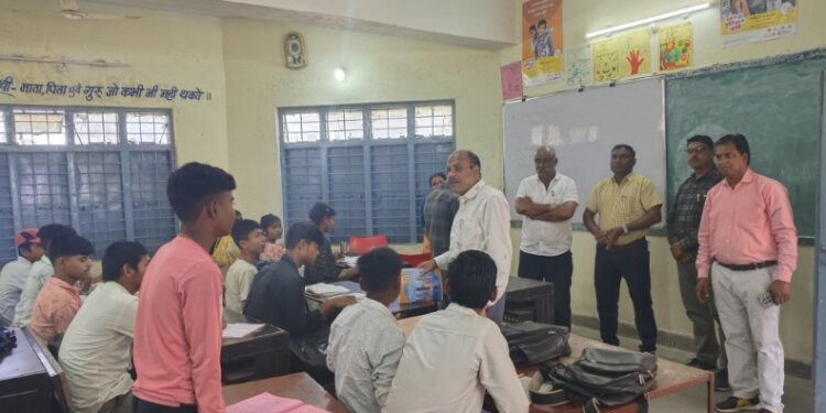 परीक्षा परिणाम सुधारने के लिए अवकाश के दिनों में भी लगाई जा रही है अतिरिक्त कक्षाएं,जिला शिक्षा अधिकारी ने किया आकस्मिक निरीक्षण…
