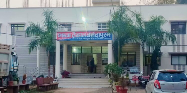 नगर के सीमेंट लोहा बेचने वाले व्यापारियों ने देहात थाने में की शिकायत,लगाया ठेकेदार पर आरोप..!