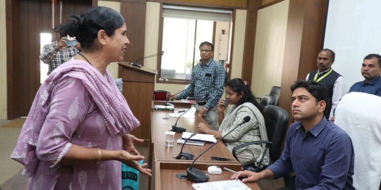 कटनी कलेक्टर दिलीप कुमार यादव कलेक्ट्रेट में आयोजित जनसुनवाई में पहुंचे लोगों की सुन रहे समस्याएं VIDEO