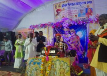 भगवान की बारात में नाचे भक्त सिलौंडी: गोपालपुर लालपुर में चल रही भागवत में कथावाचक ने भगवान श्री कृष्ण रुकमणी विवाह की कथा को सुनाया ।