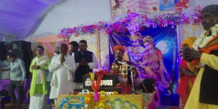 भगवान की बारात में नाचे भक्त सिलौंडी: गोपालपुर लालपुर में चल रही भागवत में कथावाचक ने भगवान श्री कृष्ण रुकमणी विवाह की कथा को सुनाया ।