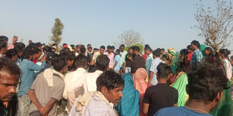 अवैध रेत से भरी ट्रैक्टर ट्रॉली पलटने से दो युवकों की मौत,ग्रामीणों ने शुरू किया हंगामा ट्रैक्टर ट्रॉली लेकर मौका से भागा मालिक, चालक भी फरार, ढीमरखेड़ा थाना क्षेत्र के जिर्री गांव के समीप हुई घटना,प्रकरण के जांच में जुटी पुलिस