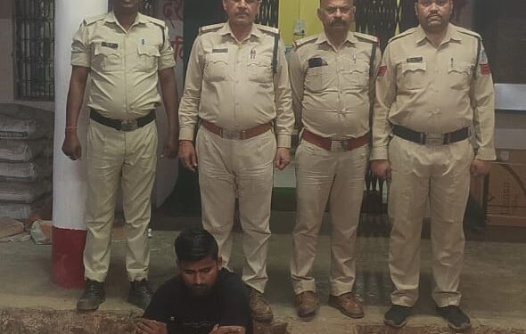 चौकी निवार थाना माधवनगर मे जिला बदर आरोपी को गिरफ्तार किया गया