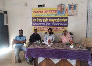 महिला ग्राम सभा में महिलाओं को बचत करने पर चर्चा हुई
