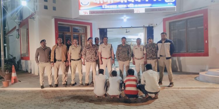 थाना माधवनगर पुलिस की काम्बिंग गश्त दौरान बड़ी कार्यवाही 8 वारंटी, 18 आरोपी हुए गिरफ्तार, 36 लीटर अवैध शराब जप्त