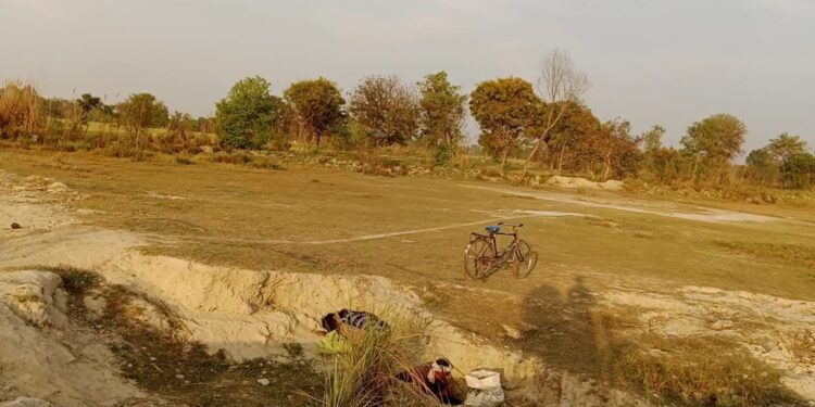 लगातार हो रहे हादसों के बाद भी नहीं सबक ले रहे शासन प्रशासन त्योहारों को आते ही सफेद मिट्टी खोदने का कार्य तेजी से शुरू हो जाता