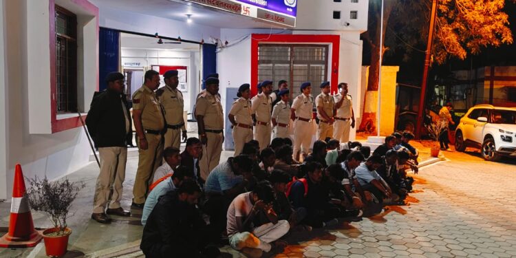 होली पर्व मे कानून व्यवस्था के सुदृढीकरण हेतु पुलिस की सक्रियता बढी, अवैध मदिरा बेचने, पीने, पिलाने वालो के विरूध्द ताबडतोड कार्यवाही