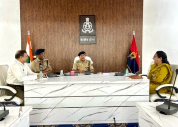 पुलिस अधीक्षक कन्नौज विनोद कुमार द्वारा पुलिस कार्यालय स्थित सभागार में कन्नौज नगर स्थित सभी पेट्रोल पम्प मालिको के साथ सड़क सुरक्षा से सम्बन्धित *नो हेलमेट नो फ्यूल* पर शत प्रतिशत कार्यवाही करने को लेकर की गई गोष्ठी।