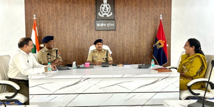 पुलिस अधीक्षक कन्नौज विनोद कुमार द्वारा पुलिस कार्यालय स्थित सभागार में कन्नौज नगर स्थित सभी पेट्रोल पम्प मालिको के साथ सड़क सुरक्षा से सम्बन्धित *नो हेलमेट नो फ्यूल* पर शत प्रतिशत कार्यवाही करने को लेकर की गई गोष्ठी।