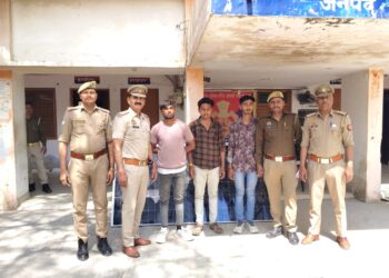 *थाना सौरिख पुलिस द्वारा चोरी करने वाले 03 शातिर चोरो को 08 अदद सोलर प्लेटो के साथ किया गिरफ्तार ।*