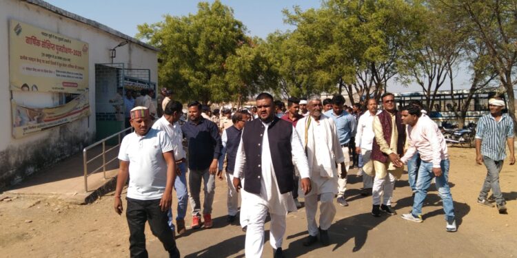 *भाजपा समर्थित रीठी जनपद अध्यक्ष अर्पित अनुरोध अवस्थी हुए पद से मुक्त, अविश्वास प्रस्ताव में गंवानी पड़ी कुर्सी* राजनीतिक गलियारों में मची खलबली, बोटिंग के जरिए हुई अविश्वास की प्रक्रिया, भारी पुलिस बल रहा तैनात