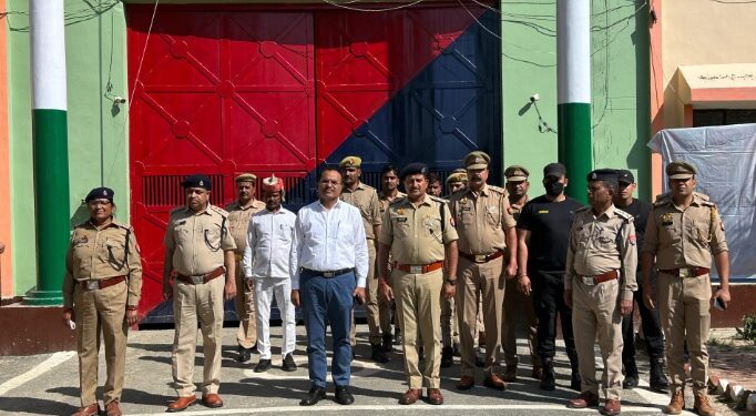 *जिलाधिकारी कन्नौज, शुभ्रांत शुक्ल तथा पुलिस अधीक्षक कन्नौज,विनोद कुमार द्वारा जिला कारागार कन्नौज का किया गया आकस्मिक निरीक्षण ।*