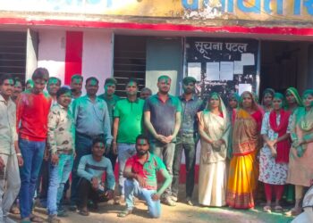 सिलौंडी पंचायत में होली मिलन कार्यक्रम में पंचायत में कार्यरत सफाई मित्र और नल आपरेटर का हुआ सम्मान