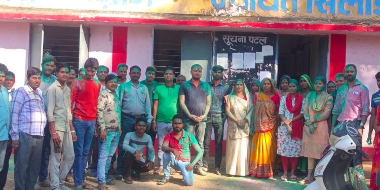 सिलौंडी पंचायत में होली मिलन कार्यक्रम में पंचायत में कार्यरत सफाई मित्र और नल आपरेटर का हुआ सम्मान