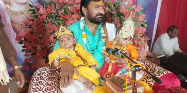 श्रीमद् भागवत कथा में श्र कृष्ण जन्म बड़े धूमधाम के साथ मनाया