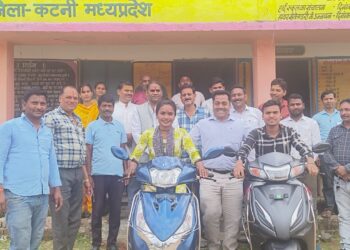 कटारिया स्कूल में 12 वी में टॉप करने छात्र छात्रा स्कूटी मिली