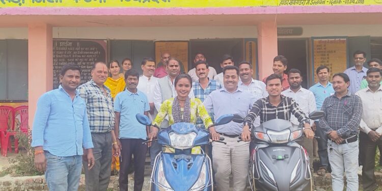 कटारिया स्कूल में 12 वी में टॉप करने छात्र छात्रा स्कूटी मिली