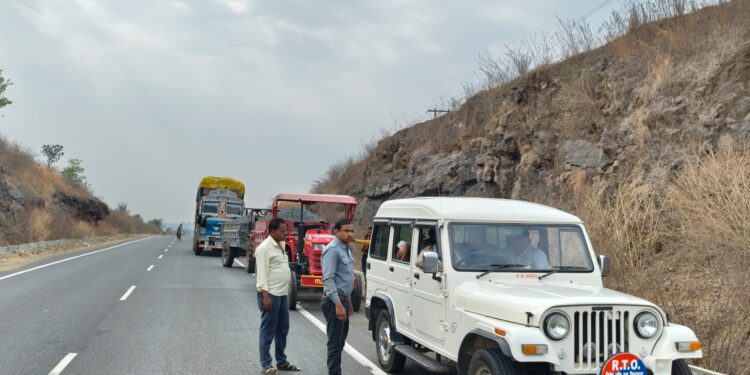 *परिवहन विभाग के जांच दल द्वारा छिन्दवाड़ा-नागपुर मार्ग में वाहनों की सघन जाँच*  *18 वाहनों से लिया गया 124950 रूपये का जुर्माना*