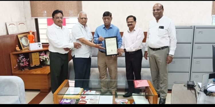 कृषि विज्ञान केंद्र कटनी के वरिष्ठ वैज्ञानिक एवं प्रमुख डॉ संजय वैशंपायन द्वारा विकसित सोलर लाइट ट्रैप को प्राप्त हुआ पेटेंट …कुलपति डॉ. पी.के. मिश्रा ने वैज्ञानिकों को दी बधाई और कहा प्राकृतिक खेती एवं जैविक खेती हेतु अति उपयोगी है सोलर लाइट ट्रेप,,