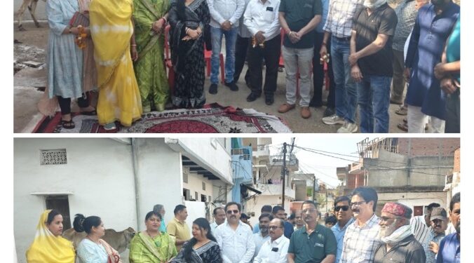 *श्यामा प्रसाद मुखर्जी वार्ड के नागरिकों को मिली 12 लाख की लागत के पेवर ब्लॉक फ्लोरिंग कार्य की सौगात*  *महापौर, निगमाध्यक्ष एवं क्षेत्रीय पार्षद की गरिमामय उपस्थिति में भूमिपूजन संपन्न**