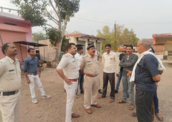थाना प्रभारी विकास सिंह चौहान ने बस स्टैंड का किया निरीक्षण,बस स्टैंड पर वाहन पार्किंग करने वालों को दी समझइस  बस स्टैंड पर अंदर लगेंगी बसे यात्री बसें,ऑटो स्टैंड भी अंदर ही होगा संचालित  नॉन स्टॉप बसे बाईपास से निकालने के लिए स्टाफ को किया निर्देशित