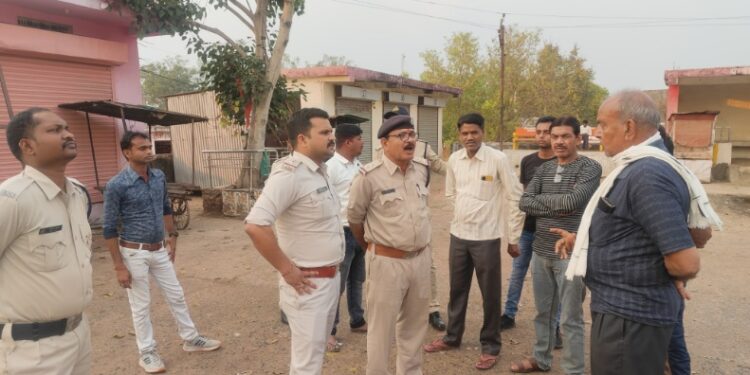 थाना प्रभारी विकास सिंह चौहान ने बस स्टैंड का किया निरीक्षण,बस स्टैंड पर वाहन पार्किंग करने वालों को दी समझइस  बस स्टैंड पर अंदर लगेंगी बसे यात्री बसें,ऑटो स्टैंड भी अंदर ही होगा संचालित  नॉन स्टॉप बसे बाईपास से निकालने के लिए स्टाफ को किया निर्देशित